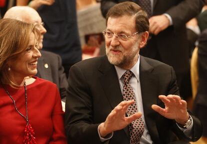 Rajoy charla con Botella durante la presentación de las memorias de Aznar.
