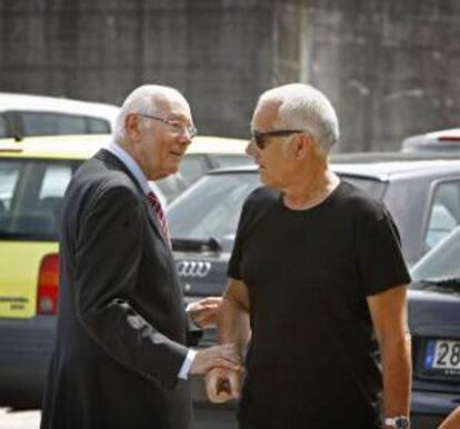 El presidente del Consejo de Estado, Romay Beccaría (i), acompañado por el diseñador de moda, Antonio Pernas (d), se saludan a la entrada del tanatorio de la empresa Servisa, en A Coruña.