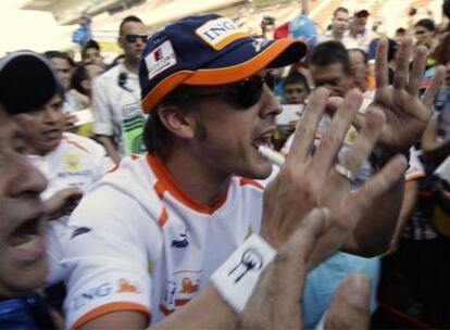 Alonso pide tranquilidad a los periodistas y aficionados ayer, en el circuito de Montmeló.