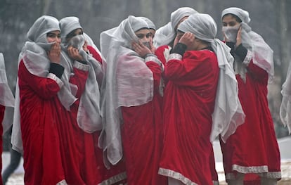 Varias jóvenes de Cachemiran tras un descanso del ensayo general para el próximo desfile del Día de la República en Srinagar (India).