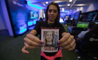 Natalia Ramos muestra su cromo personalizado en el Área Movistar LaLiga el pasado viernes.