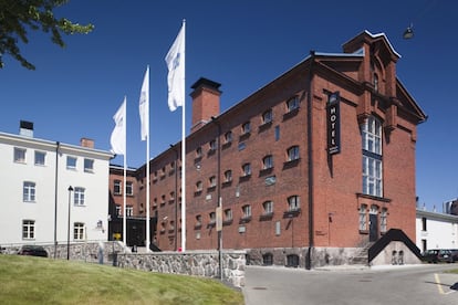 “Escápate de lo ordinario” (con el escápate en cursiva, por si alguien no entiende el guiño), así se presenta el hotel 'boutique' Katajanokka (www.hotelkatajanokka.fi/en), en el centro de Helsinki. En un edificio del siglo XIX que fue prisión del condado y centro de prisión preventiva hasta 2002, el hotel abrió en 2007 tras una costosa remodelación que ha mantenido intacto el exterior y respeta el corredor central abierto. Su restaurante Linnankellari, en el sótano, sirve comida local y ecológica.