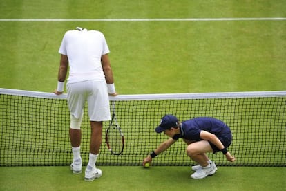 Argentina&#039;s Juan Mart&iacute;n del Potro reacts to netting a shot after a rally against Spain&#039;s David Ferrer as the ballboy collects a ball.