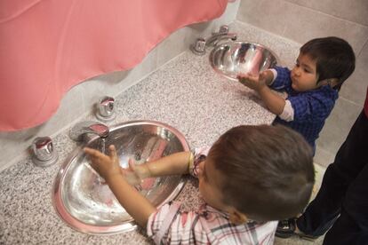 Las maestras de infantil enseñan a los pequeños nociones de higiene. Después de la merienda, hay que lavarse las manos. Como Maxi no llega al lavabo, le colocan un alza para que pueda asearse él solo.