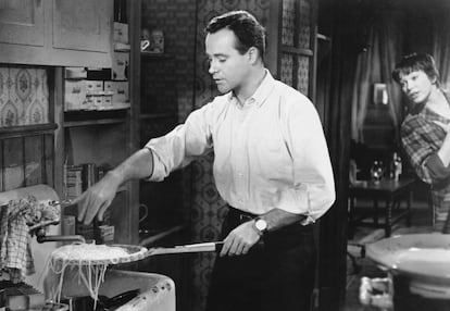 Jack Lemmon y Shirley MacLaine a punto de lanzar los espaguetis contra la pared en la película 'El Apartamento' (1960).