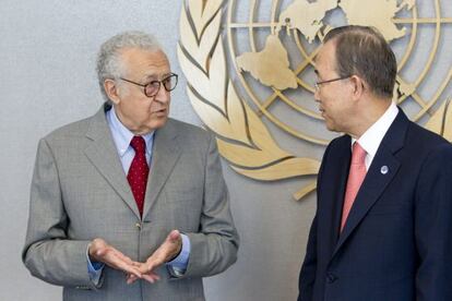 El secretario general de la ONU, Ban ki-Moon, con Lajdar Brahimi.
