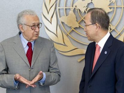 El secretario general de la ONU, Ban ki-Moon, con Lajdar Brahimi.