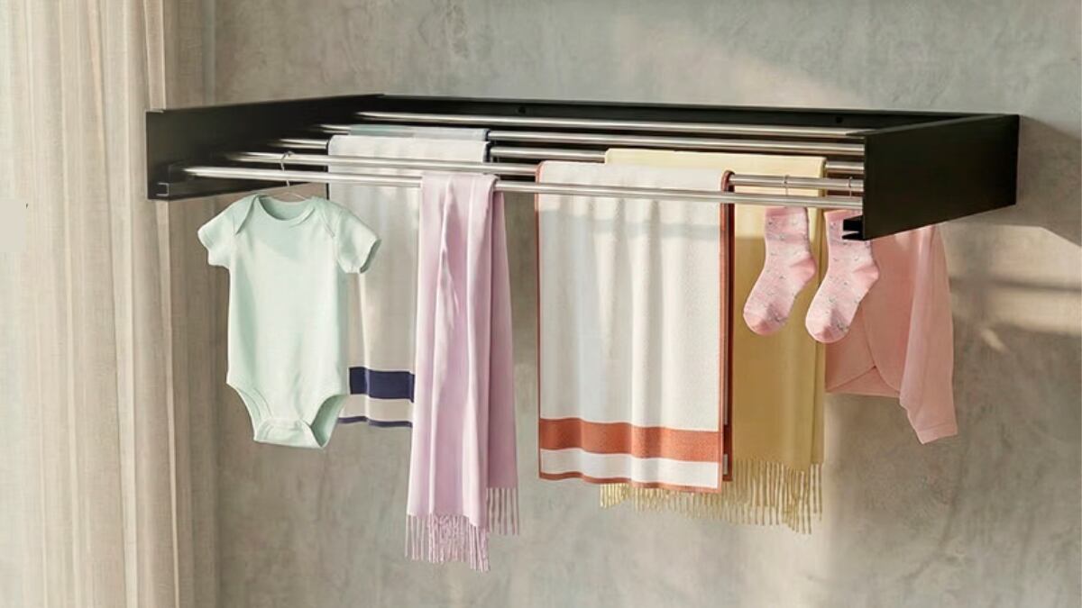 ¿Sin sitio para tender la ropa? Este tendedero de pared se pliega y desaparece cuando no lo necesitas