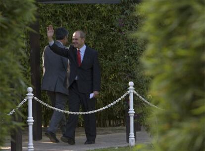 Manuel Chaves, ayer en Sevilla, momentos antes de su conferencia de prensa de despedida en la Casa Rosa.