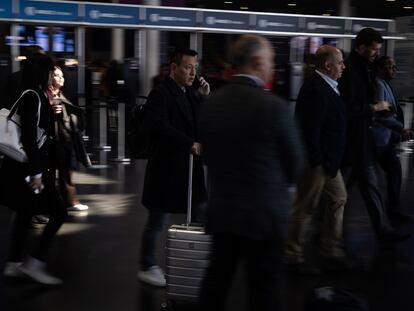 Congresistas durante la tercera jornada del MWC, algunos con la maleta ya cierran su participación en el congreso.