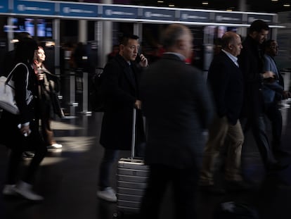 Congresistas durante la tercera jornada del MWC, algunos con la maleta ya cierran su participación en el congreso.