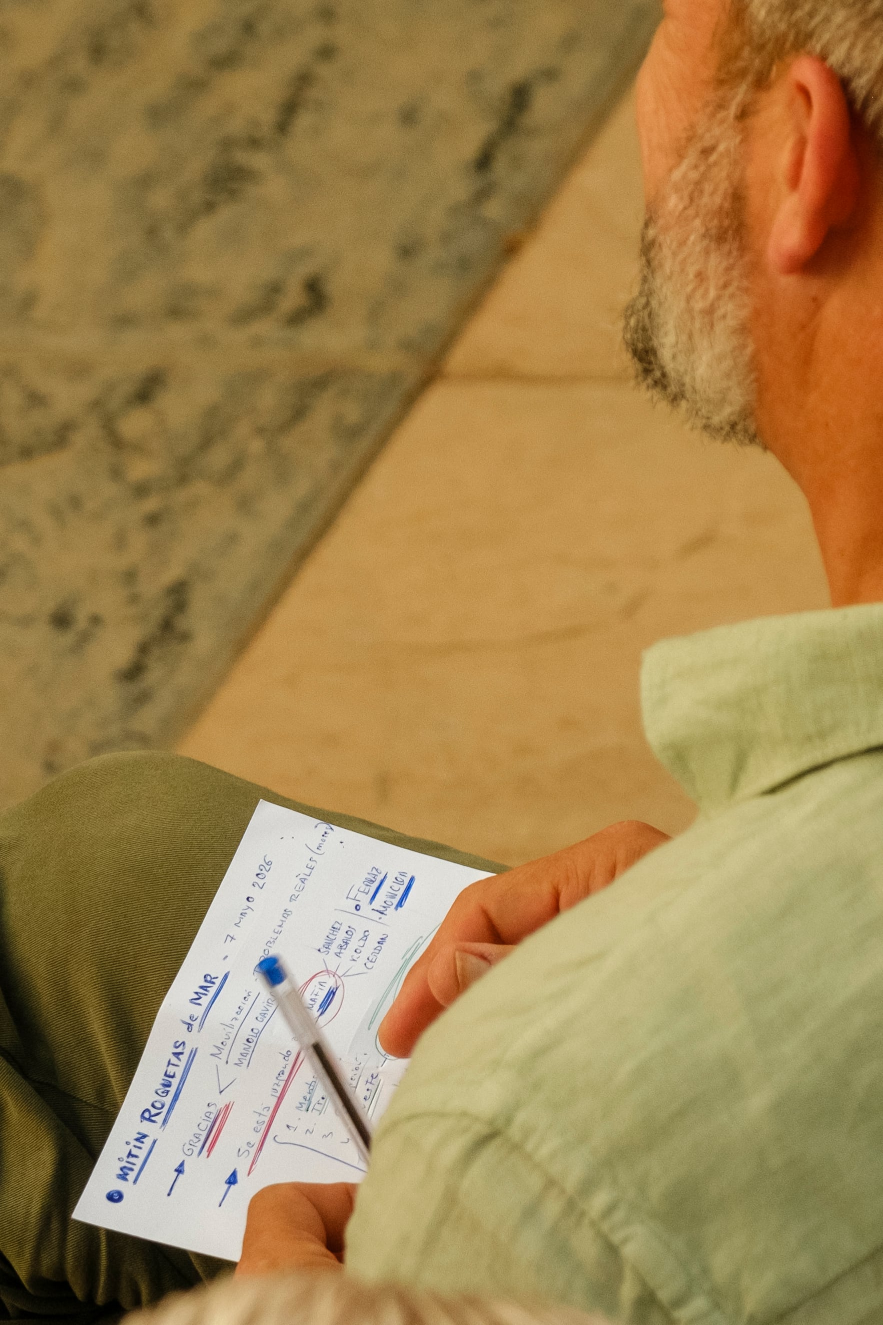 Santiago Abascal, con sus notas manuscritas antes de intervenir en el mitin de Roquetas de Mar.