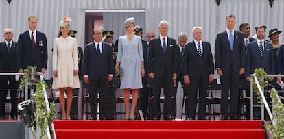 Los duques de Cambridge, Guillermo y Catalina; el presidente francés, François Hollande; los reyes Matilde y Felipe de Bélgica; el presidente alemán, Joachim Gauck; el rey de España, Felipe VI, y el príncipe Guillaume, gran duque heredero de Luxemburgo, durante los actos conmemorativos del centenario de la I Guerra Mundial en Lieja, Bélgica.