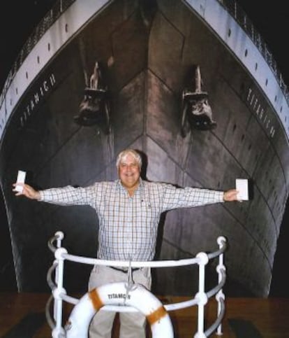 El millonario australiano Clive Palmer, ante una imagen de lo que será el 'Titanic II'.