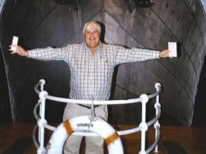 El millonario australiano Clive Palmer, ante una imagen de lo que será el 'Titanic II'.