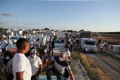 Familiares y amigos de Juan Soto, uno de los migrantes víctimas de la tragedia en Chiapas México, asisten a su funeral en Bani, República Dominicana.