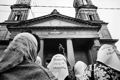 Madres de Plaza de Mayo protestan frente a la Parroquia Santa Rosa de Lima donde predicaba el sacerdote acusado de tortura, el 17 de noviembre de 1988 en Bragado, Argentina.