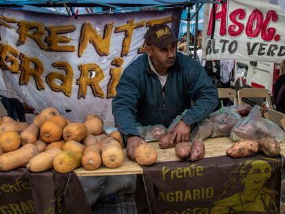 Venta de verduras en un mercado de la Unión de Trabajadores Económicos Populares, frente al edificio del Congreso, en julio de 2022.