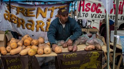 Venta de verduras en un mercado de la Unión de Trabajadores Económicos Populares (UTEP), frente al edificio del Congreso, en julio de 2022.