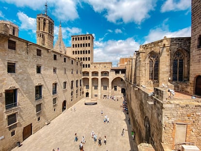 Los destinos favoritos de TripAdvisor en un aniversario especial. Este año la plataforma cumple 25 años y, para celebrarlo, ha decidido reunir los 25 lugares favoritos de los viajeros desde sus inicios. La web turística de reseñas ha otorgado a estos enclaves el título Best of the Best Destinations, una distinción que reconoce el más alto nivel de excelencia en el sector y reconoce solo a los sitios que reciben un gran volumen de opiniones excelentes por parte de la comunidad de usuarios de la web durante 12 meses. De sus ocho millones de anuncios, solo un 1% la tienen. Londres, Nueva York, Roma, París y Bali encabezan el listado. Barcelona, en sexto lugar, es la única ciudad española que aparece en él, y República Dominicana es el país que lo cierra. En la imagen, vista de la plaza del Rey, en el barrio Gótico de Barcelona.