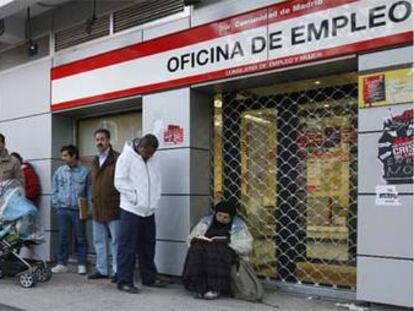 Un grupo de parados hacen cola ante una oficina de empleo de la Comunidad de Madrid.