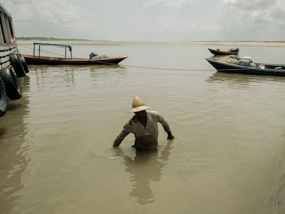 El pescador Juarez de Souza, de 43 años, en plena faena un día del pasado octubre: busca y captura de peces en su momento más débil desde que se toman mediciones.
