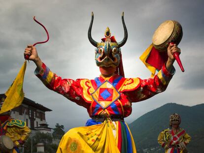 Bailarines con traje tradicional en el monasterio de Dechen Phodrang, en But&aacute;n. 