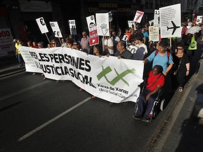 Manifestaci&oacute;n de Xarxa de Xarxes para protestar por los recortes y los impagos a las asociaciones dedicadas a la solidaridad. 