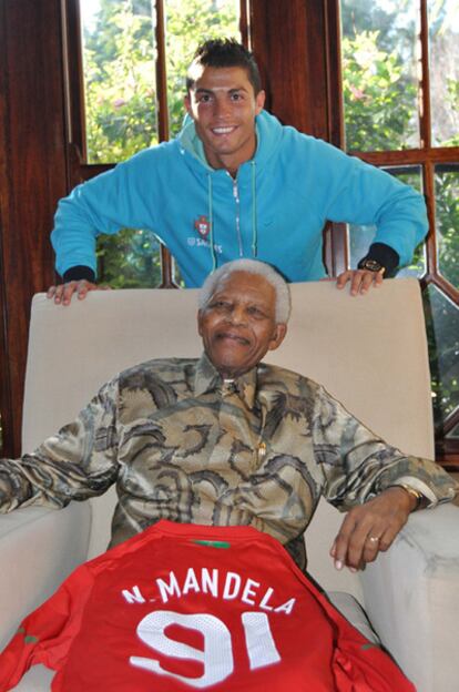 Nelson Mandela y Cristiano Ronaldo posan el pasado miércoles en la residencia del ex presidente de Sudáfrica.
