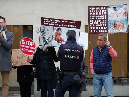 Miembros de la plataforma provida Derecho a vivir en una concentración en las inmediaciones del Senado, el pasado 6 de abril.