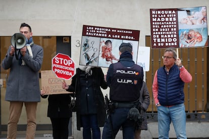 Miembros de la plataforma provida Derecho a vivir en una concentración en las inmediaciones del Senado, el pasado 6 de abril.