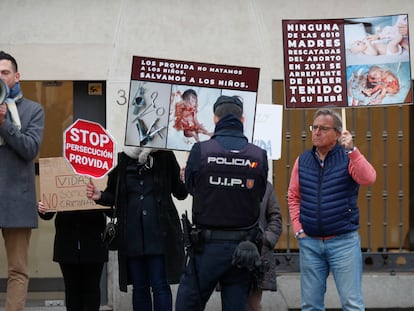 Miembros de la plataforma provida Derecho a vivir en una concentración en las inmediaciones del Senado, el pasado 6 de abril.