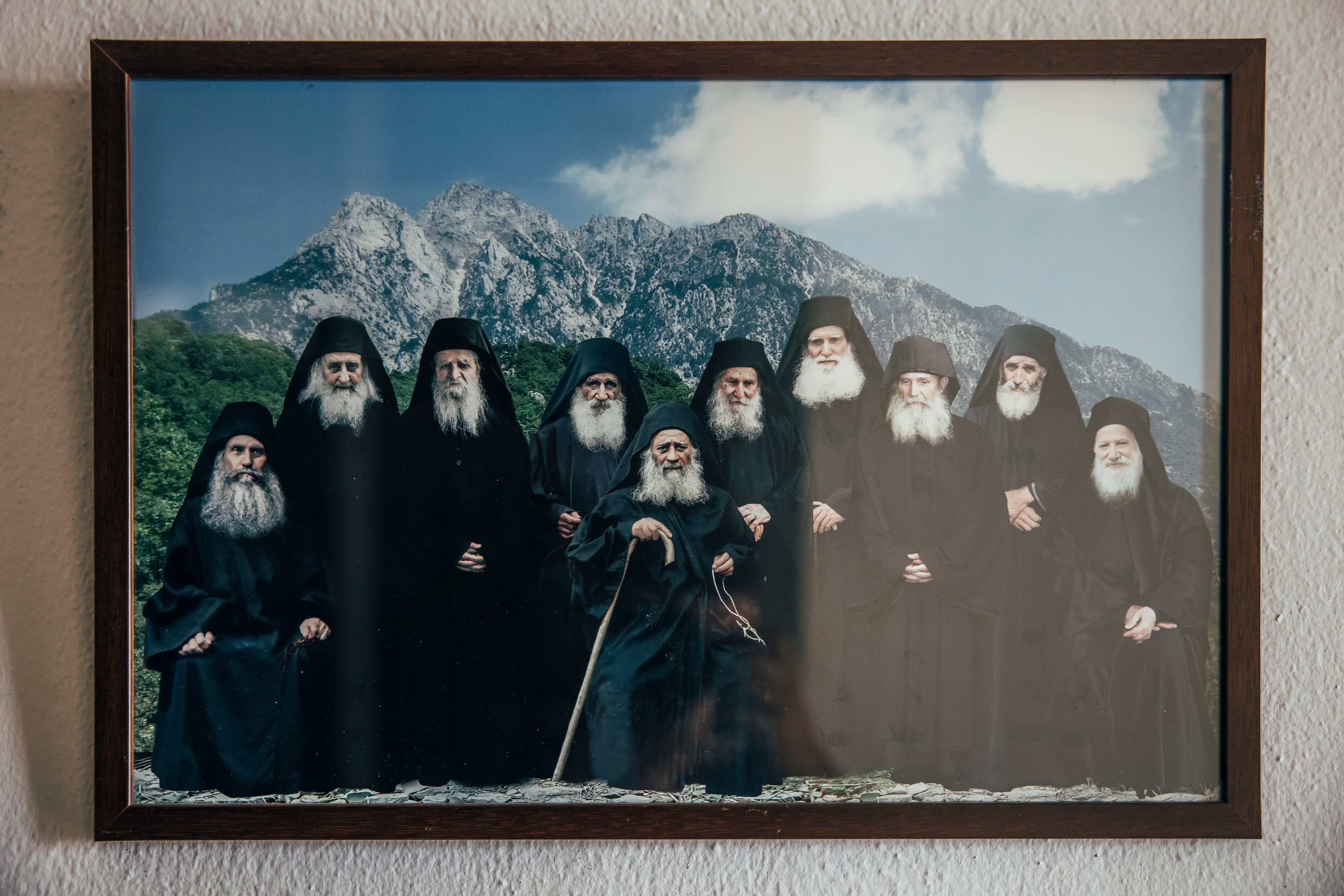 Fotografía montaje de distintos monjes que gobernaron en los monasterios del Monte Athos, colgada en una pared del Monasterio de San Gregorio.