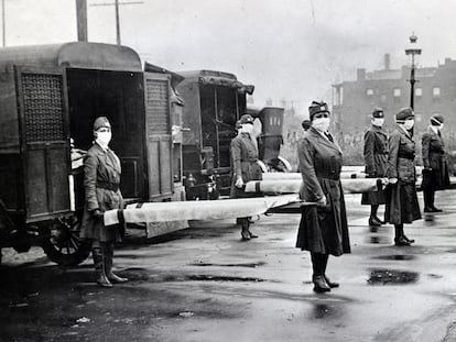 Personal de la Cruz Roja sostiene camillas durante la pandemia de la gripe española en San Luis (Missouri, Estados Unidos) en 1918.