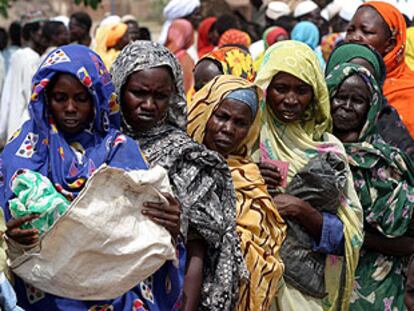 Varias sudanesas hacen cola para obtener comida en el campamento de refugiados de Kass, al sur de Darfur.