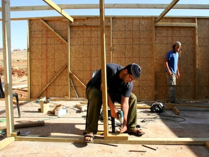 Daniel Landesberg, de 20 años, construye su casa en el asentamiento de Kokhav Hashahar.