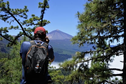 Un turista en el Parque Nacional del Teide (Tenerife).