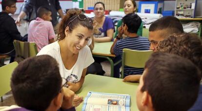 Mentores de FP junto a alumnos de primer ciclo de ESO en el IES Berenguer Dalmau.