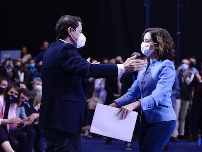 La presidenta de la Comunidad de Madrid, Isabel Díaz Ayuso, y el candidato del PP a la Junta de Castilla y León, Alfonso Fernández Mañueco, el viernes en el mitin de cierre de la campaña del PP en Valladolid.