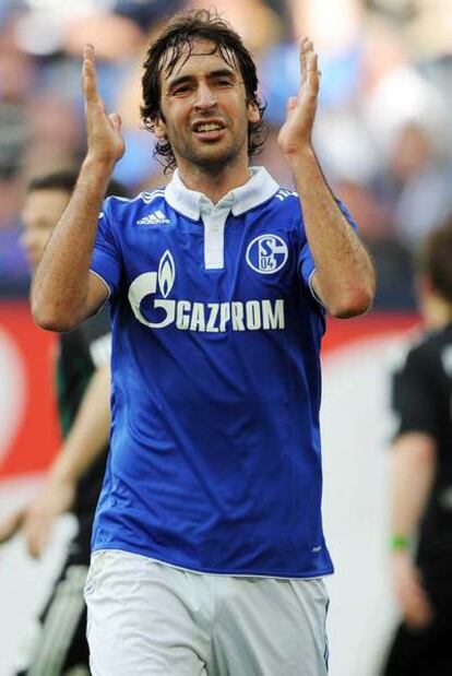 Raúl anima a sus compañeros durante el partido del Schalke contra el Wolfsburgo del sábado.