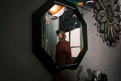 Omar Moreno en su habitación del paga diario.