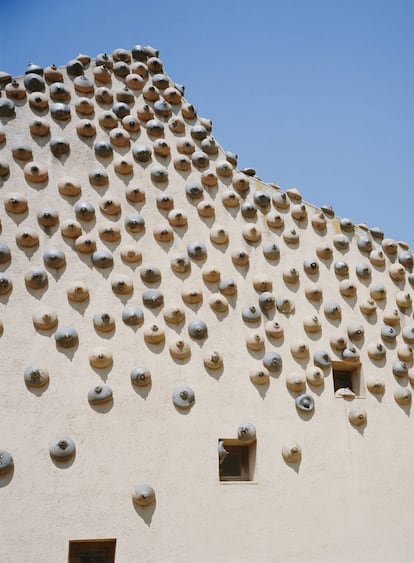 Instalación de pechos en una fachada de la fundación son obra de Frederic Amat.