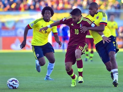 Ronald Vargas lucha con el colombiano Edwin Valencia.