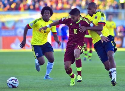 Ronald Vargas lucha con el colombiano Edwin Valencia.