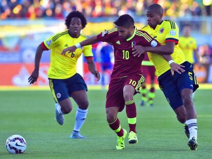 Ronald Vargas lucha con el colombiano Edwin Valencia.