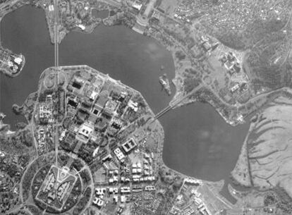 La ciudad de Canberra fue creada por el ganador de un concurso de arquitectura, Walter Burley Griffin, en 1913 y su diseño en círculos concéntricos y alrededor de un lago artificial fue pensado para favorecer la vida de los ciudadanos.