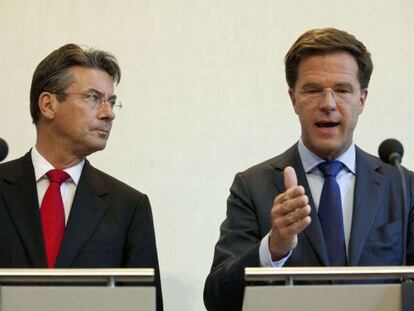 El primer ministro holand&eacute;s, Mark Rutte (Der.) y el viceprimer ministro, Maxime Verhagen, ofrecen hoy una rueda de prensa en La Haya.