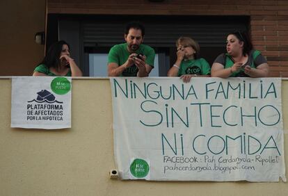 El inmueble fue el primero de la Obra social de la PAH en Girona. Se trata de 15 pisos en los que viven 16 familias, con 21 niños. La Sareb, propietaria del bloque, pidió a los tribunales su desalojo.