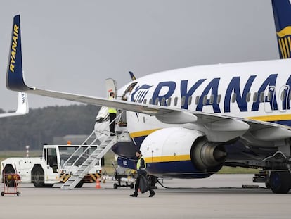 Un avión de Ryanair, en el aeropuerto de Weeze (Alemania).