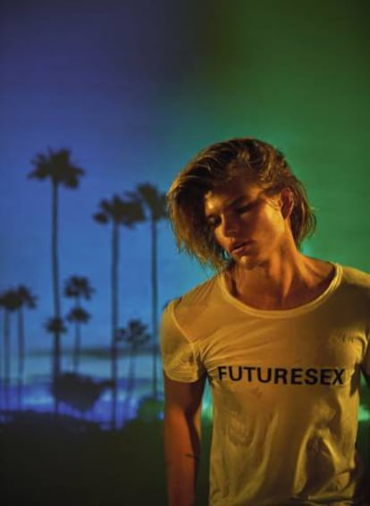 Jordan Barrett posa con Camiseta ‘Futuresex’ de Paco Rabanne.